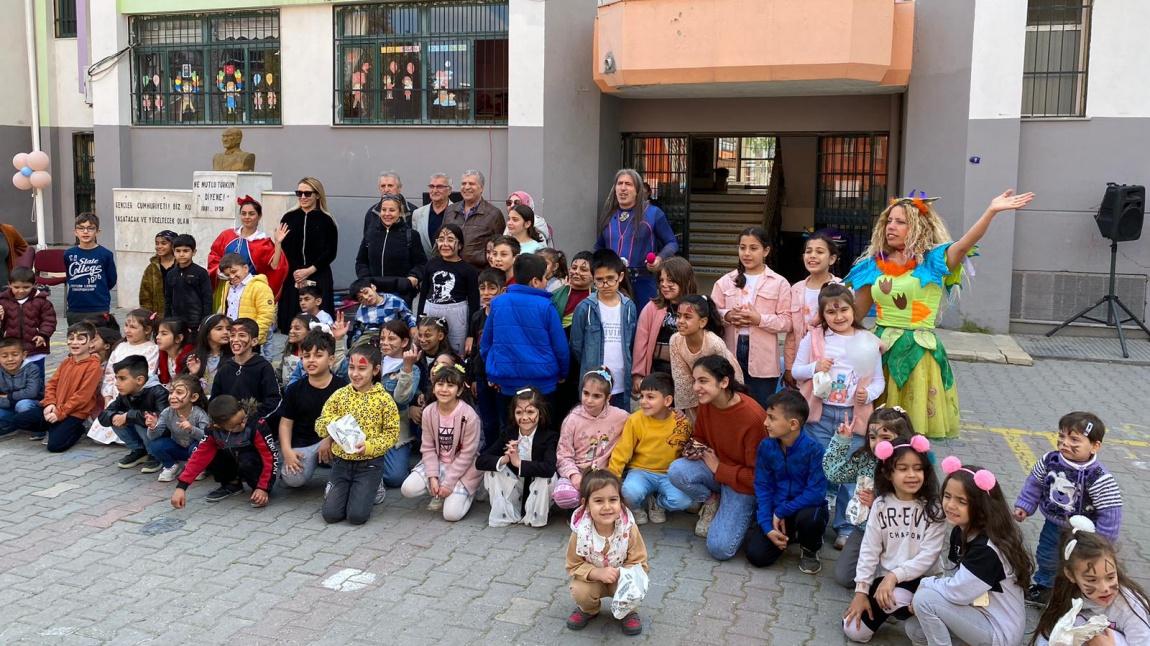 İzmir Sivaslılar Sosyal Yardımlaşma ve Kültürel Etkinlikler Vakfı’nın Düzenlediği 23 Nisan Sokak Şenliği